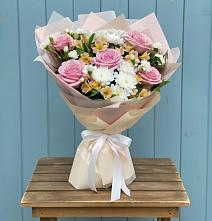 Букет цветов из:  Гвоздики, Орхидеи и Розы в Бутурлино