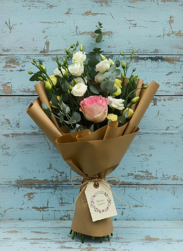 Букет цветов из: Розы и Лизиантусы в Бутурлино