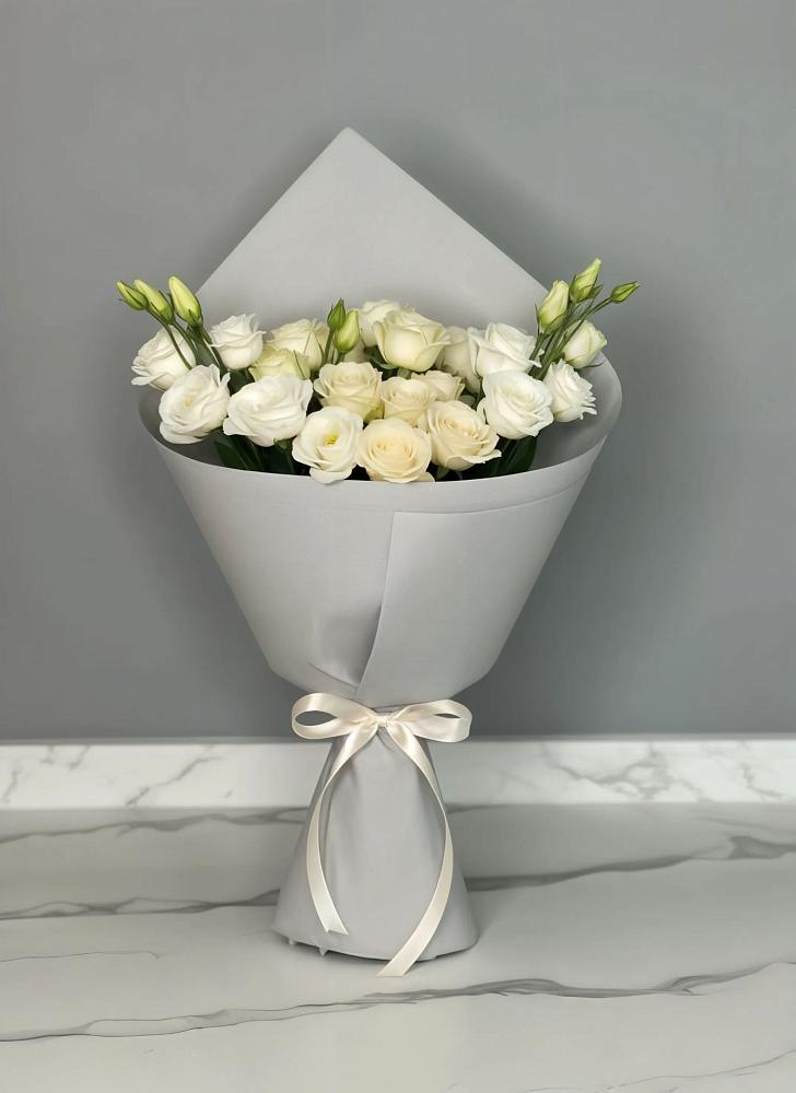 Букет цветов из: Розы и Лизиантусы в Бутурлино