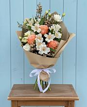 Букет цветов из:  Альстромерии, Лизиантусы, Розы и Хризантемы в Бутурлино