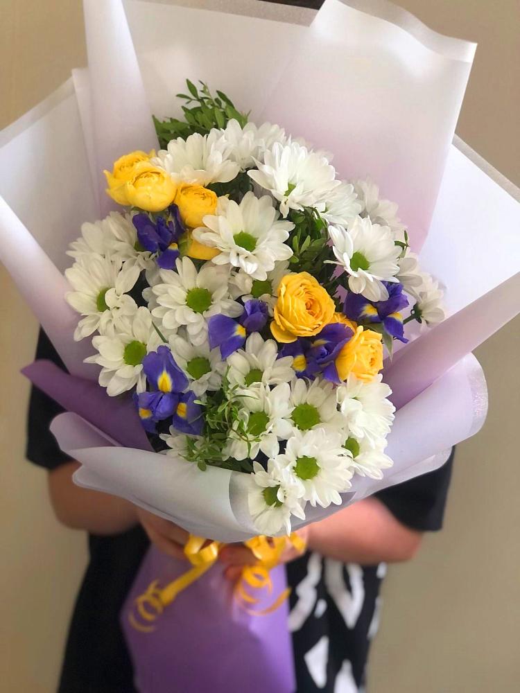 Букет цветов из: Ирисы, Хризантемы и Розы в Бутурлино