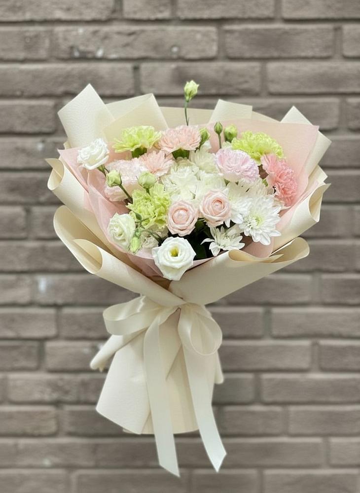 Букет цветов из: Гвоздики, Розы, Лизиантусы и Хризантемы в Бутурлино