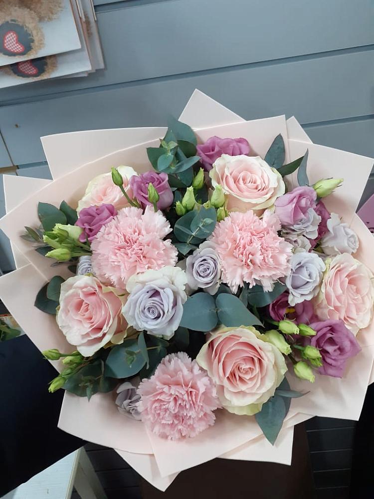 Букет цветов из: Розы, Гвоздики и Лизиантусы в Бутурлино